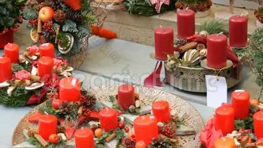 精美装饰的<strong>圣诞</strong>装饰，红蜡烛和商店<strong>橱窗</strong>上的花环